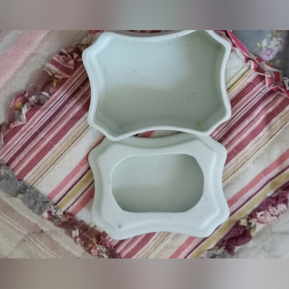 Beautiful Vintage Trinket Box - Picture 2 of 2
